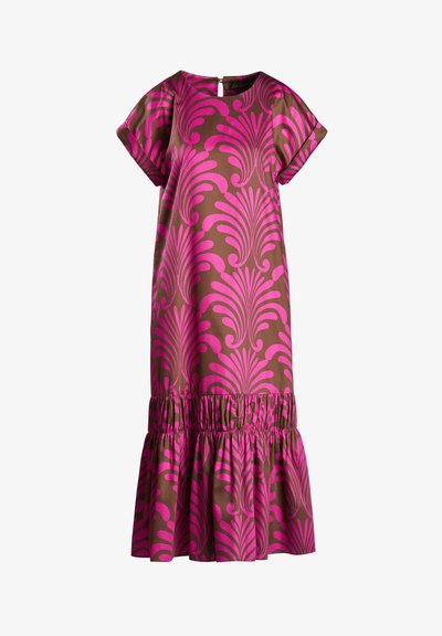 Braunes Kleid mit rosa Blumenmuster, kurzen Ärmeln und schwingendem Rüschensaum. Der Stoff wirkt glatt und leicht. Rückenpartie mit Schlüsselöffnung.