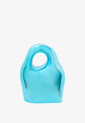Halbtransparente blaue Handtasche mit abgerundetem oberen Teil, ausgestattet mit einem zentralen Ausschnittgriff und glatter, glänzender Oberfläche. Kompakte und skulpturale Gestaltung.