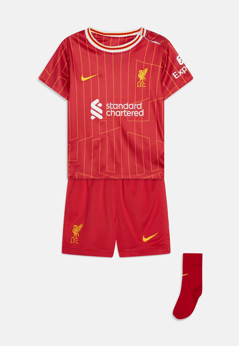 Conjunto de fútbol infantil del Liverpool FC en rojo, que incluye una camiseta con acentos amarillos y patrones geométricos, pantalones cortos y un calcetín rojo a juego.
