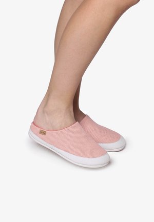 Svetloružové slip-on topánky s textúrovaným zvrškom a bielymi gumovými podrážkami. Obsahujú malú logovú nálepku na boku. Vhodné na neformálne nosenie.