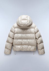 Giubbotto imbottito beige lucido con cappuccio, cuciture orizzontali e coulisse regolabili all'orlo, mostrato da dietro su uno sfondo semplice.