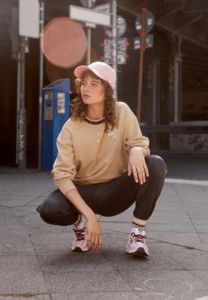 New Balance, ATHLETICS RUN CREWNECK - Felpa - incense