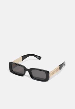 Schwarze rechteckige Sonnenbrille mit dunklen Gläsern und einem strukturierten goldenen Kettenlink-Design an den Bügeln. Glatter Kunststoffrahmen.