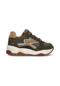 Zapatillas de niño en verde oliva y marrón, con una lengüeta de malla, acentos naranjas y una suela de goma con un patrón texturizado.