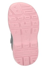 Grauer Schuh mit einer strukturierten, pinken Gummisohle, die ein Pfeilmuster aufweist, mit Markenlabel und Größe 20, die auf der Unterseite eingeprägt ist.