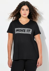 Zwarte korte mouw V-hals t-shirt met een witte grafische tekstontwerp met de tekst "MOVE IT" op de voorkant, gemaakt van zachte stof.