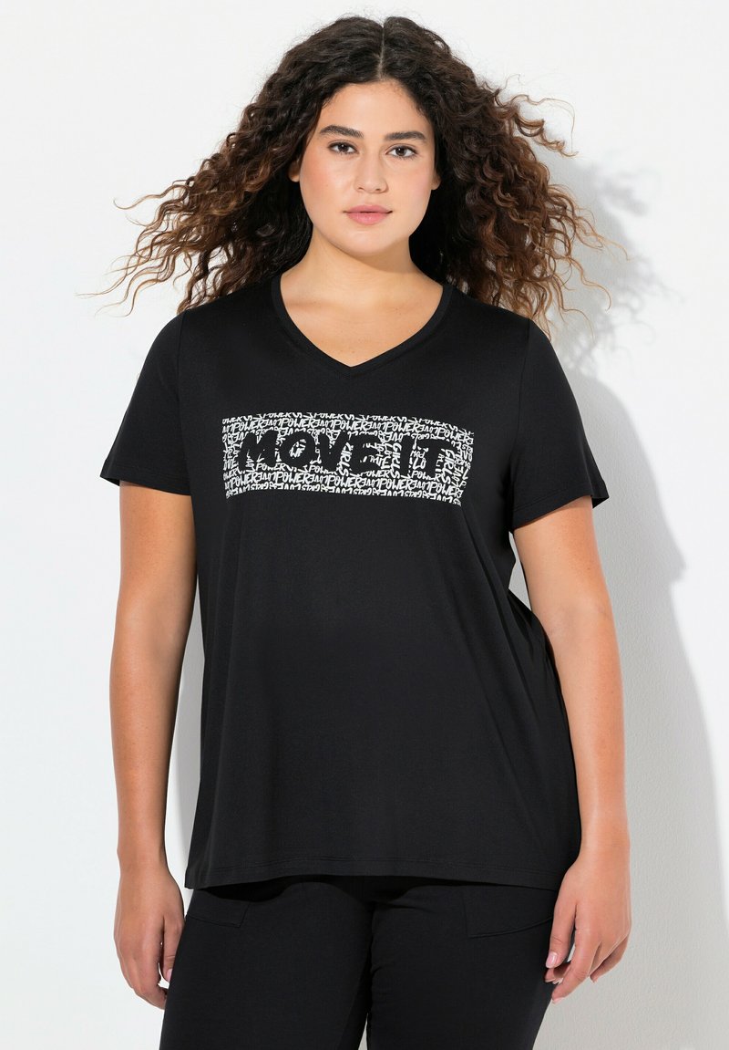 Zwarte korte mouw V-hals t-shirt met een witte grafische tekstontwerp met de tekst "MOVE IT" op de voorkant, gemaakt van zachte stof.