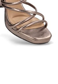 Sandal de bronce metálico de punta cuadrada con tres tiras delgadas en la parte frontal y plantilla acolchada beige.