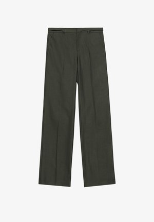 Pantaloni a gamba larga in tessuto verde scuro, con fronte piatto, dettagli piegati, tasche tradizionali e passanti per la cintura.