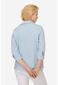 Camicia a righe blu e bianche con maniche a tre quarti, colletto e dettagli in bottone. Tessuto leggero con vestibilità comoda e piega sul retro.