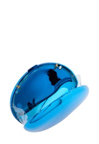Apvalus mėlynas akrilo rankinukas su blizgiu paviršiumi, turintis metalinį užsegimą ir skaidrius plastiko akcentus.