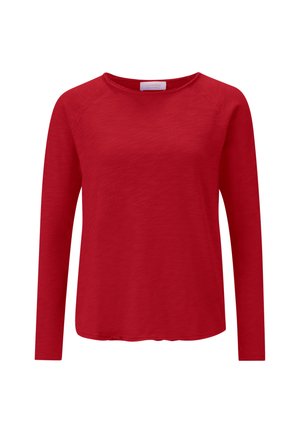 Punane pika varrukaga t-särk raglan varrukatega ja kergelt kõverdatud hemiga, esitleb valgel taustal.
