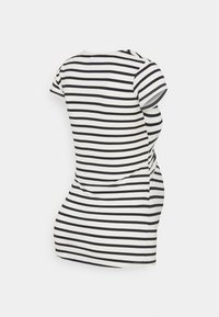 Svartvit randig kortärmad topp med en figursydd silhuett och samlad sidodetalj, tillverkad av ett lättviktigt tyg.