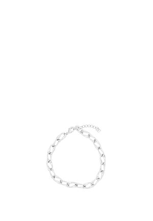 Bracelet chaîne en argent avec des maillons allongés et un fermoir mousqueton, posé à plat sur un fond blanc.