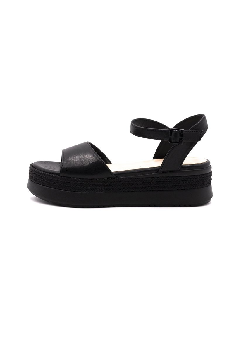 Sandales à plateforme en cuir noir avec bout ouvert, bride de cheville et semelle tissée texturée. Caractéristiques d'une finition lisse et d'une boucle ajustable.