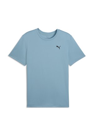 Maglietta sportiva Puma azzurro chiaro a maniche corte con scollo rotondo e piccolo logo Puma nero sul petto in alto a sinistra.