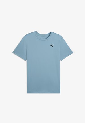 Camiseta deportiva de manga corta color azul claro de Puma con cuello redondo y pequeño logo negro de Puma en la parte superior izquierda del pecho.