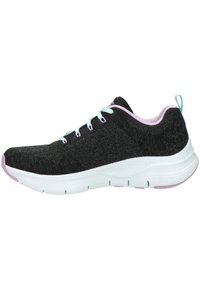 Zapatilla deportiva negra con parte superior texturizada, cordones azul claro y una entresuela blanca. Presenta un acento rosa en el talón y la suela.