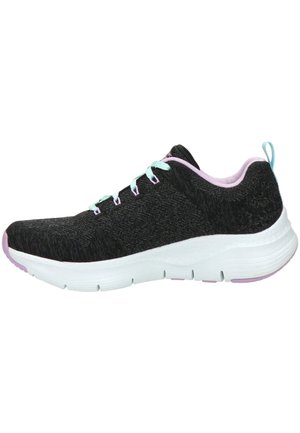Zapatilla deportiva negra con parte superior texturizada, cordones azul claro y una entresuela blanca. Presenta un acento rosa en el talón y la suela.