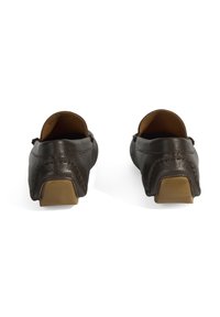 Donkerbruine leren instappers met een gestructureerde afwerking, ronde neus en een lage rubberen hak. Zichtbare stiksels accentueren de randen.