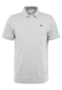 Grå polo skjorta gjord av bomullsblandning, med klassisk krage, tre knappar och en grön logotyp broderad på vänster bröst.