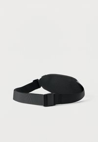 Μαύρο τσαντάκι μέσης από υλικό με υφή, με φερμουάρ στο διαμέρισμα, ρυθμιζόμενο λουρί και κούμπωμα πλαστικό.