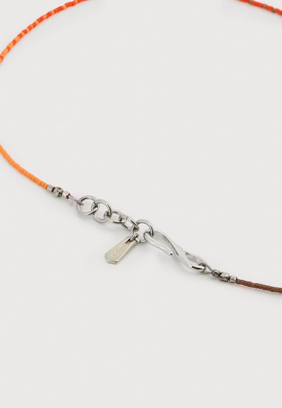 Κολιέ με χάντρες μικρού μεγέθους σε πορτοκαλί και καφέ αποχρώσεις, με ασημένιο κούμπωμα γάντζου και συνδεδεμένους κρίκους με μικρή ορθογώνια ταμπελίτσα.