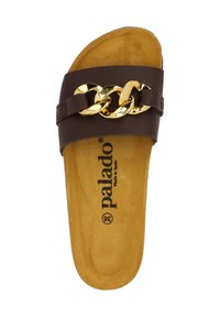 Bruine schuifsandaal met een laag profiel, voorzien van een grote gouden kettingaccent en een gevoerd gele voetbed. Logo gedrukt op de binnenzool.