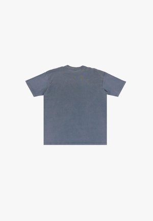 Grå bomulds T-shirt, afslappet pasform, korte ærmer, rund halsudskæring, ensfarvet, blød tekstur, minimalistisk design, ingen synlige mønstre eller accenter.
