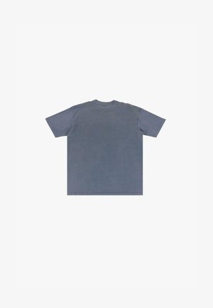 Tricou din bumbac gri, croială relaxată, mâneci scurte, decolteu rotund, culoare uniformă, textură moale, design minimal, fără modele sau accente vizibile.