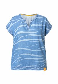 Top in denim azzurro chiaro con scollatura a V, maniche corte e motivo a onde bianche. Presenta un orlo cucito e un'etichetta logo gialla in basso.