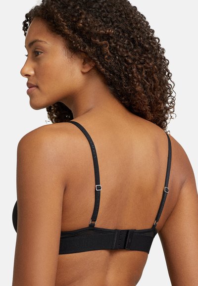 Czarny biustonosz z regulowanymi ramiączkami i gładką teksturą. Posiada zapięcie na haftki z tyłu oraz subtelne logo na ramiączkach.