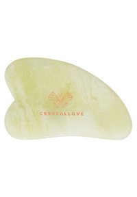 Narzędzie gua sha w jasnozielonym jadeicie o gładkim, zaokrąglonym kształcie oraz wytłoczonym logo "CRYSTALLOVE" w kolorze pomarańczowym.