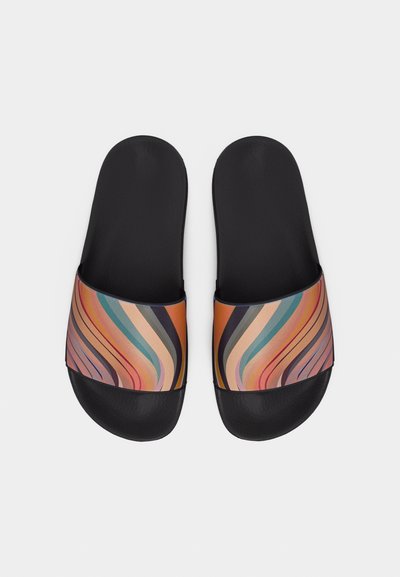 Μαύρα σανδάλια slide με πολύχρωμες κυματιστές ρίγες στα λουριά, εμφανιζόμενα από πάνω προς τα κάτω σε λευκό φόντο.
