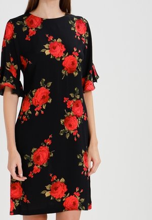 Robe noire à motifs floraux avec des roses rouges et des feuilles vertes, dotée de manches courtes à volants et d'un col rond. Tissu doux avec une coupe décontractée.
