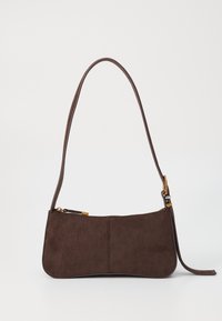 Borsa a spalla in suede marrone con forma curva, dotata di una sola tracolla e accessori in tonalità oro. Superficie testurizzata con chiusura a zip.