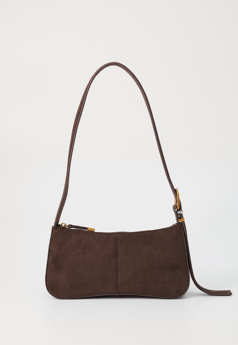 Borsa a spalla in suede marrone con forma curva, dotata di una sola tracolla e accessori in tonalità oro. Superficie testurizzata con chiusura a zip.