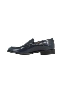 Scarpe slip-on in pelle blu navy con finitura liscia e lucida, punta tondeggiante e suola nera bassa. Presentano un dettagli di cucitura minimo.