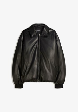 Schwarze Lederjacke mit einem Reißverschluss vorne, großem Kragen, gerippten Bündchen und einer lockeren Silhouette. Glatte Textur mit minimalen Details.