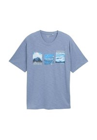 Jasnoniebieska koszulka z miękkiego materiału z okrągłym dekoltem. Posiada cztery graficzne bloki z obrazami i tekstami w motywach morskich.