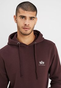 Alpha Industries BASIC HOODY SMALL LOGO - Mikina s kapucňou - deep maroon