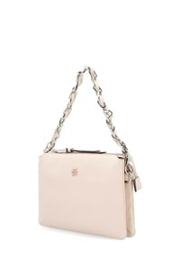 Borsa a tracolla in finta pelle color blush con catena argentata, texture liscia, chiusura con zip e un logo embossato discreto sul davanti.