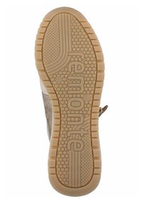 Suola di sneakers beige in gomma testurizzata, con un motivo esagonale e il nome del marchio "remonte" impresso in modo prominente.