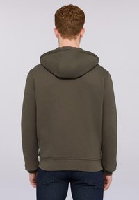 Olivgrön huvtröja i mjukt material, med en bakseam och ribbade muddar. Slät textur med en avslappnad passform.