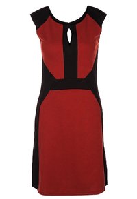 Robe sans manches longueur genou avec panneaux avant rouges, panneaux latéraux noirs et bordure, et une petite découpe en forme de trou de serrure au niveau du décolleté.