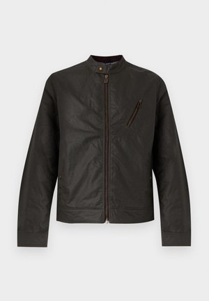 Mørkebrun lynlåstrøje med højstående krave, skråtstillet lynlåslomme på brystet og trykknapper på lændelommer og krave.