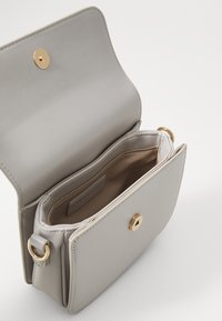 Valentino Bags NAMMOS - Soma ar siksnu pāri ķermenim - ghiaccio