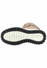 Semelle extérieure en caoutchouc d'une botte, présentant une surface texturée noire avec des crampons multidirectionnels et une semelle intermédiaire de couleur claire.