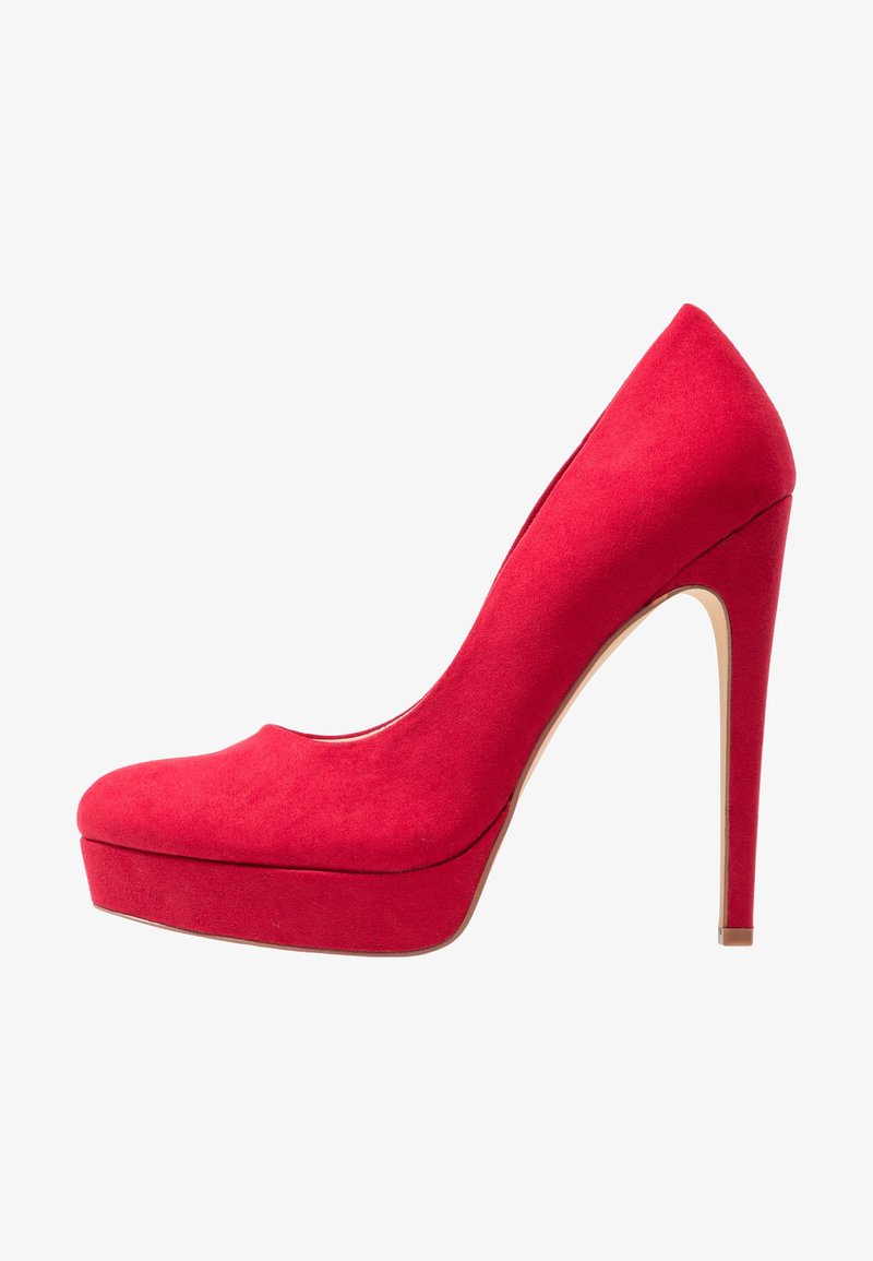 Escarpin à plateforme en daim rouge avec bout fermé arrondi et talon stiletto fin sur fond blanc.