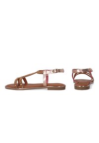 Roségoldene flache Sandalen mit einem dekorativen, mit Perlen verzierten Riemen, offenem Zehendesign und verstellbarem Knöchelriemen. Glatte braune Sohle.